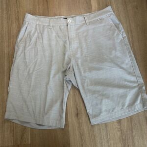 Travis Mathew Men's Flat Front Shorts White and Gray Micro Stripes Size 38